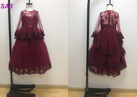 玉が付く長い袖が付いている花によって促されるワイン レッドの子供のフラワー・ガールの服